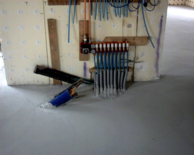 uhfmanifoldductsandinsulatedpipetothegarage.jpg